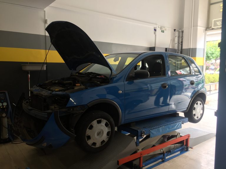 Μπλε Opel Corsa σηκωμένο σε ανυψωτικό