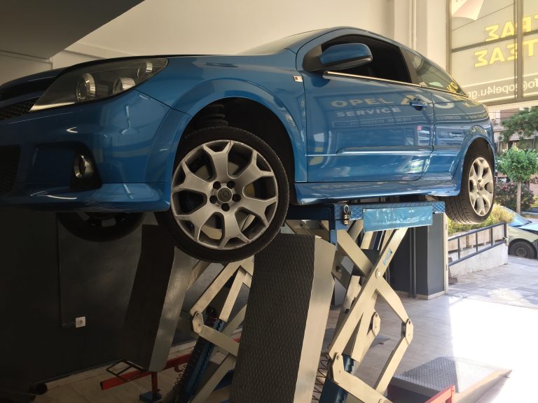 Μπλε Opel Astra σε ψαλιδωτό ανυψωτικό